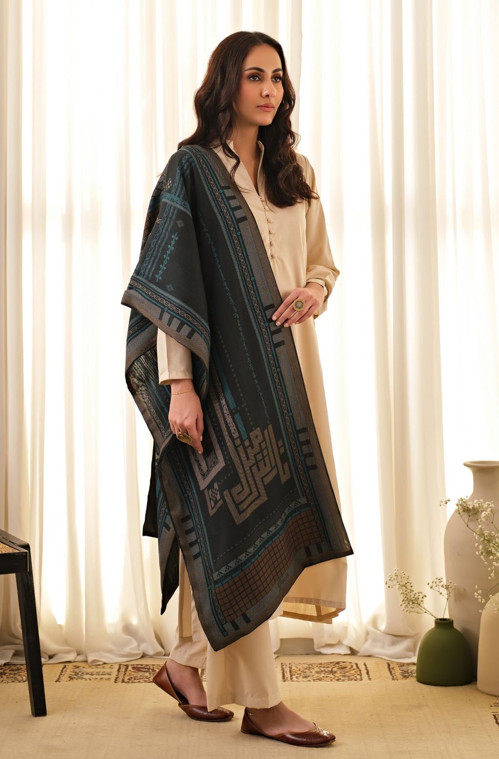 Manto's Unisex Double Sided Teal Talaash-e-manzil Stole featuring Urdu Calligraphy