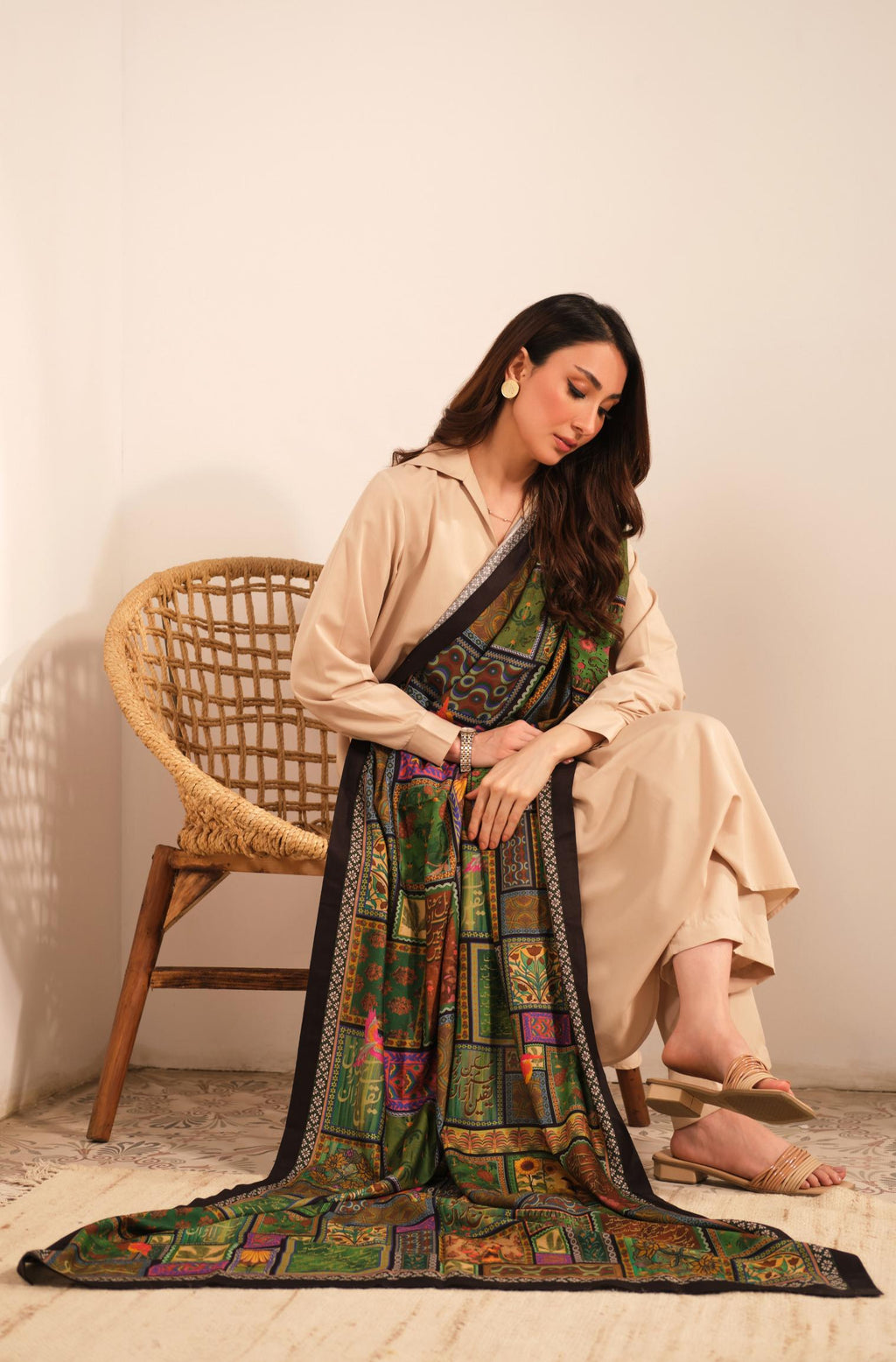 Manto's Unisex Green & Black Odhni with Urdu Calligraphy