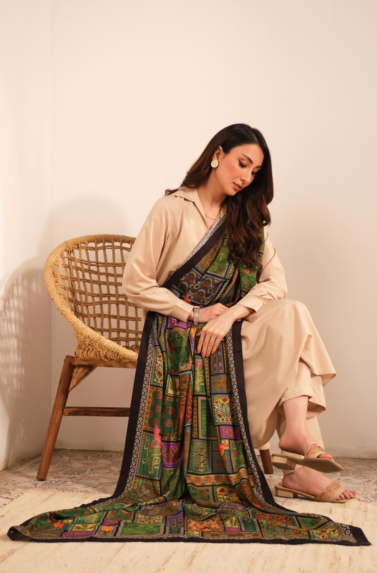 Manto's Unisex Green & Black Odhni with Urdu Calligraphy