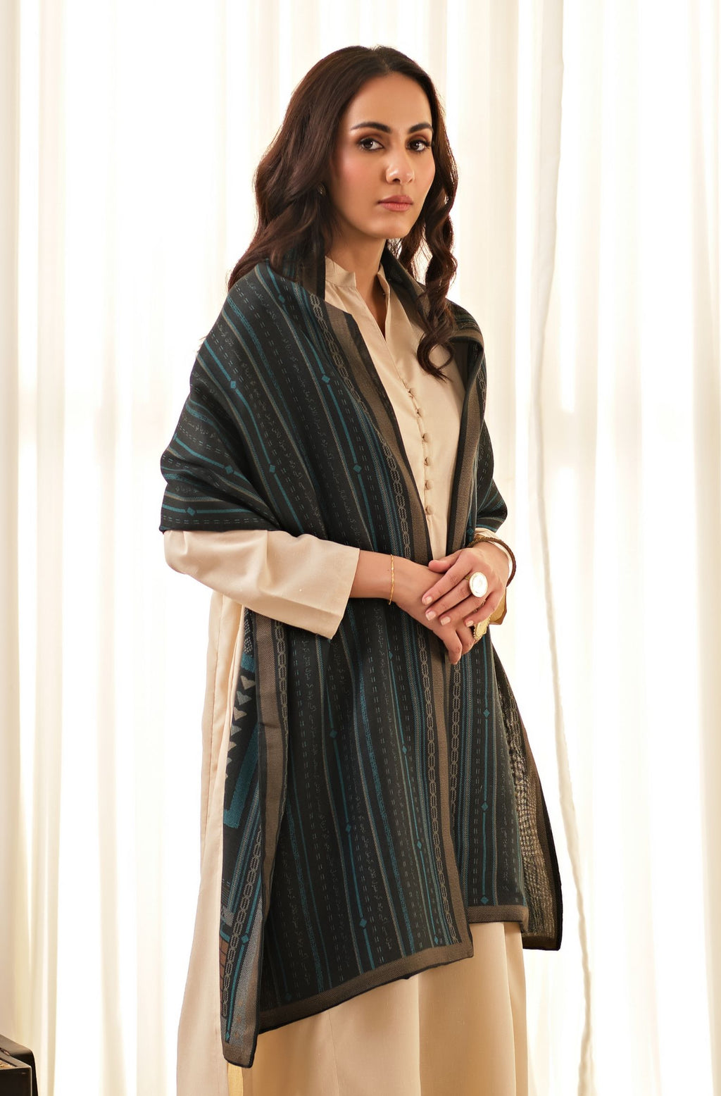 Manto's Unisex Double Sided Teal Talaash-e-manzil Stole featuring Urdu Calligraphy