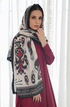 Manto's Swiss Lawn Dastoor Scarf Featuring Urdu Calligraphy of Poetry by Jigar Muard Abadi