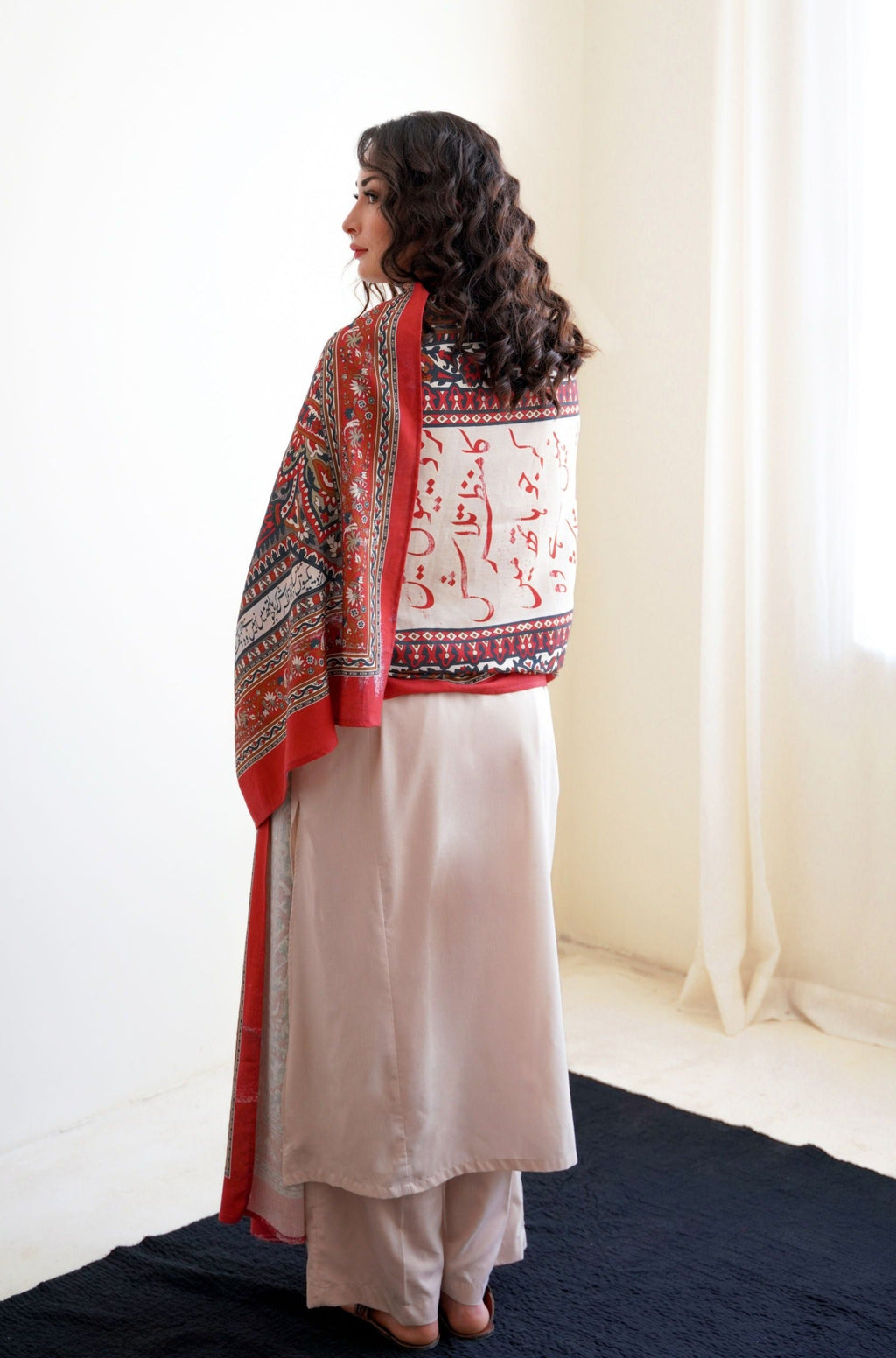 Talaash (অন্তরের অনুসন্ধান) Odhni - Beige & Red