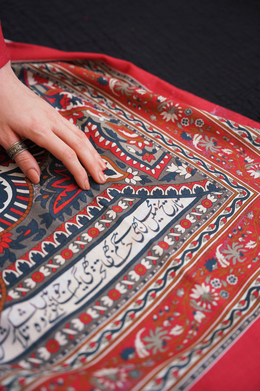 Talaash (অন্তরের অনুসন্ধান) Odhni - Beige & Red
