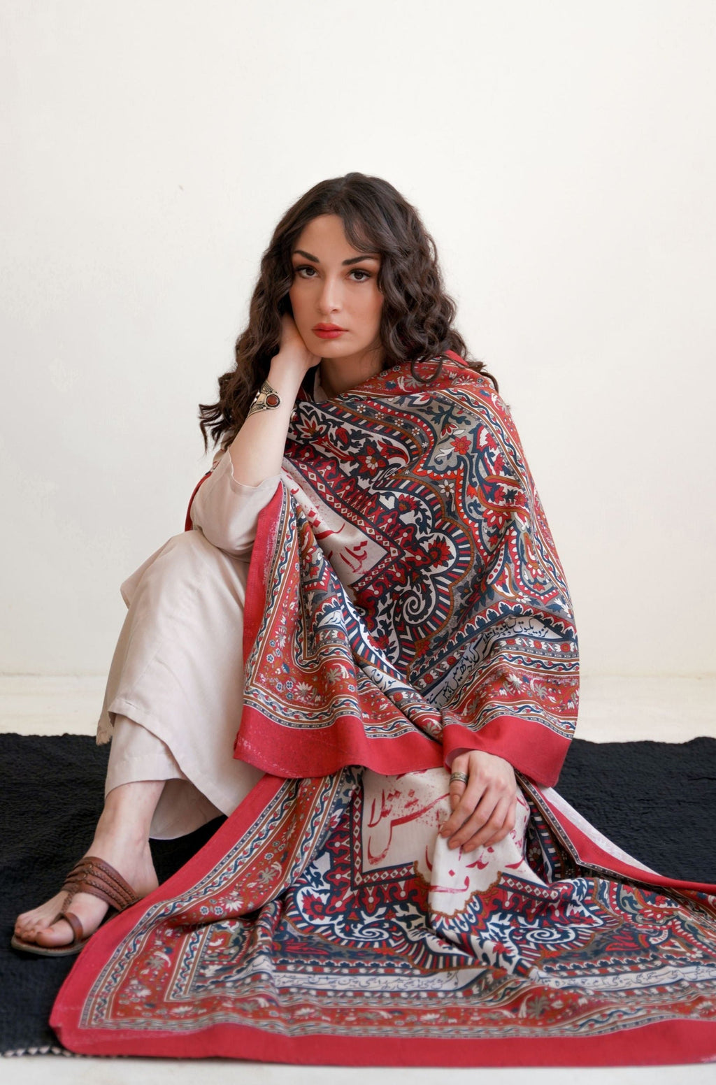 Talaash (অন্তরের অনুসন্ধান) Odhni - Beige & Red