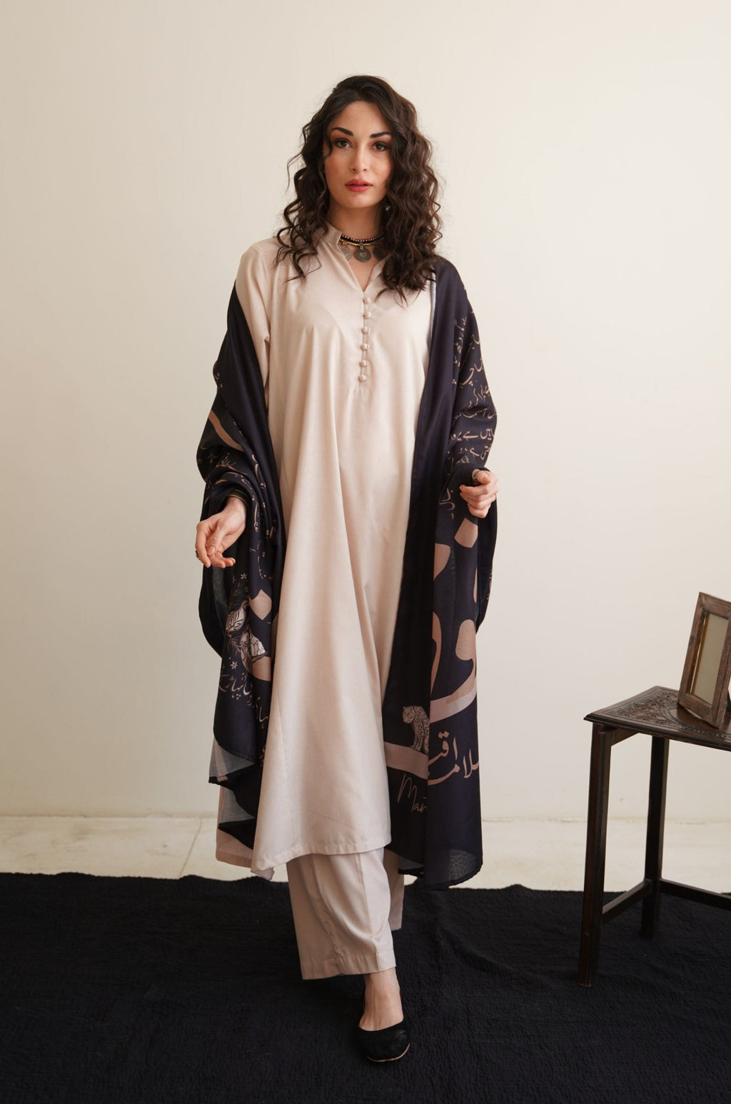 Meraas (উত্তরাধিকার) Odhni - Black